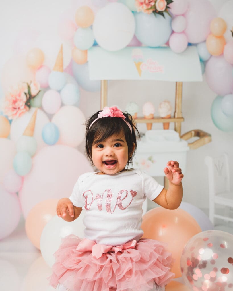 Cake smash photoshoot with colorful balloons
