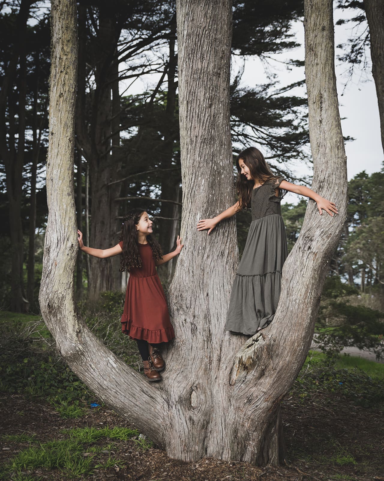 Family photo session at Legion of Honor in San Francisco, with iconic columns, trees and lush greenery. 