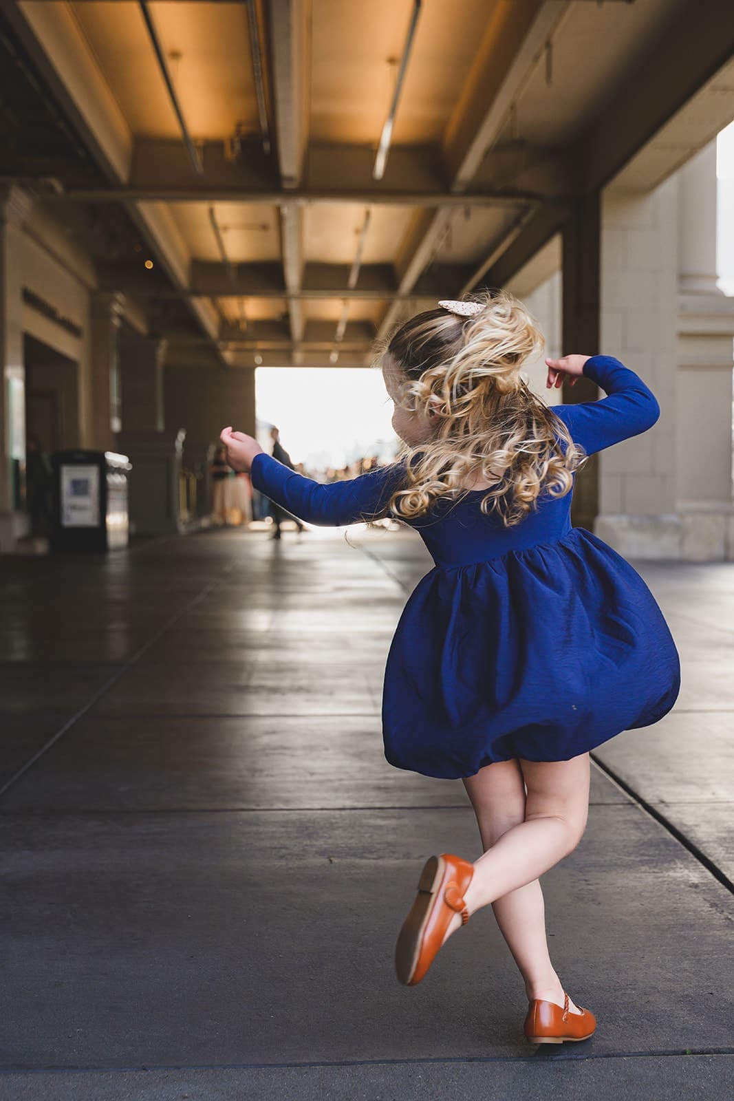  Family photos at the San Francisco Ferry Building with three young children playing along the Embarcadero | Mini Anna Photography